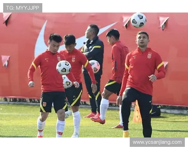 国足世预赛关键战临近主帅调整阵容引发球迷热议媒体关注未来走势